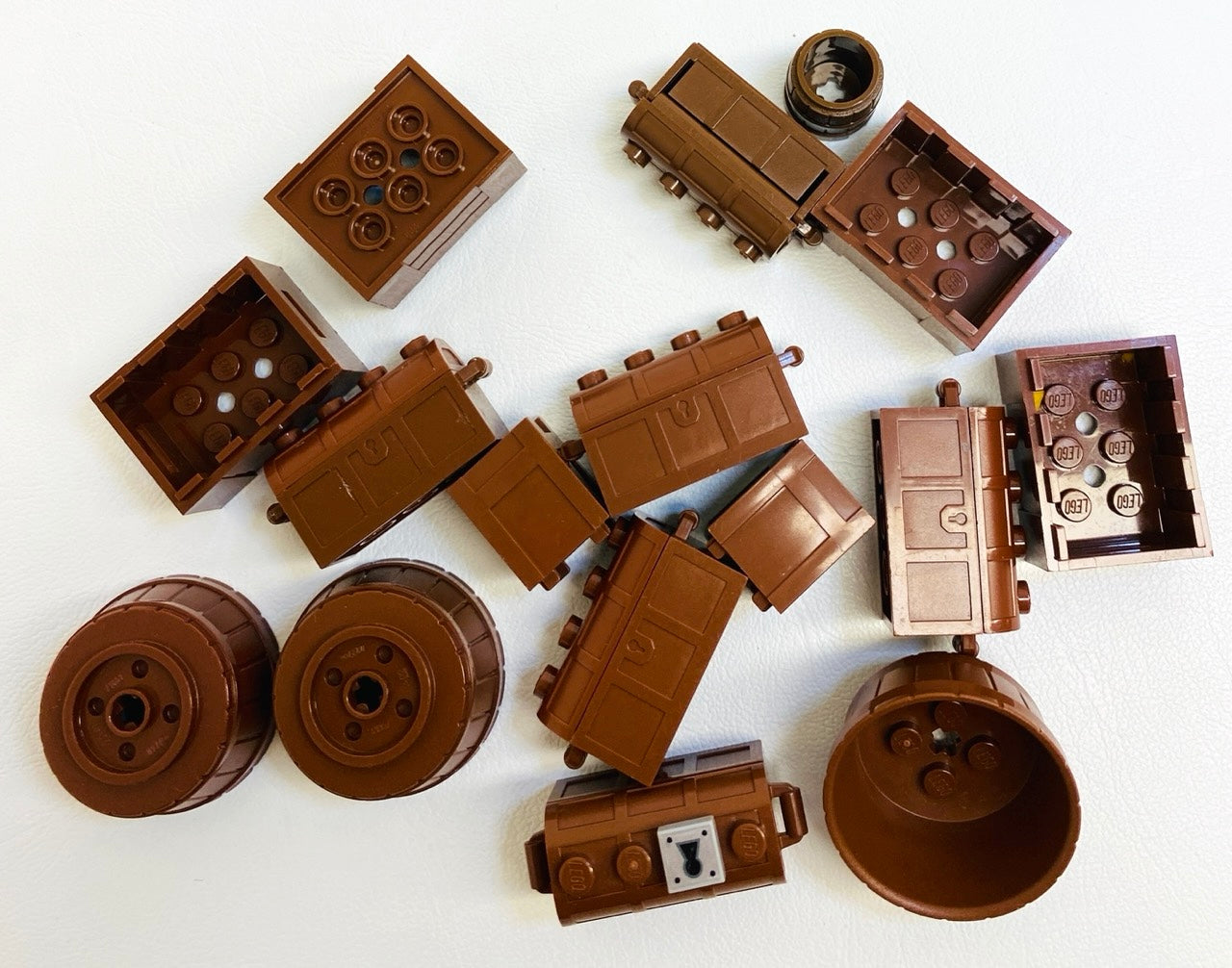 LEGO Shades of Brown Cargo Container Fun Pack Barrels Crates and Treasure Chests