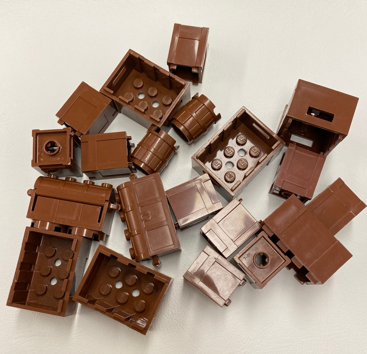 LEGO Reddish Brown Cargo Container Fun Pack Barrels Crates and Treasure Chests